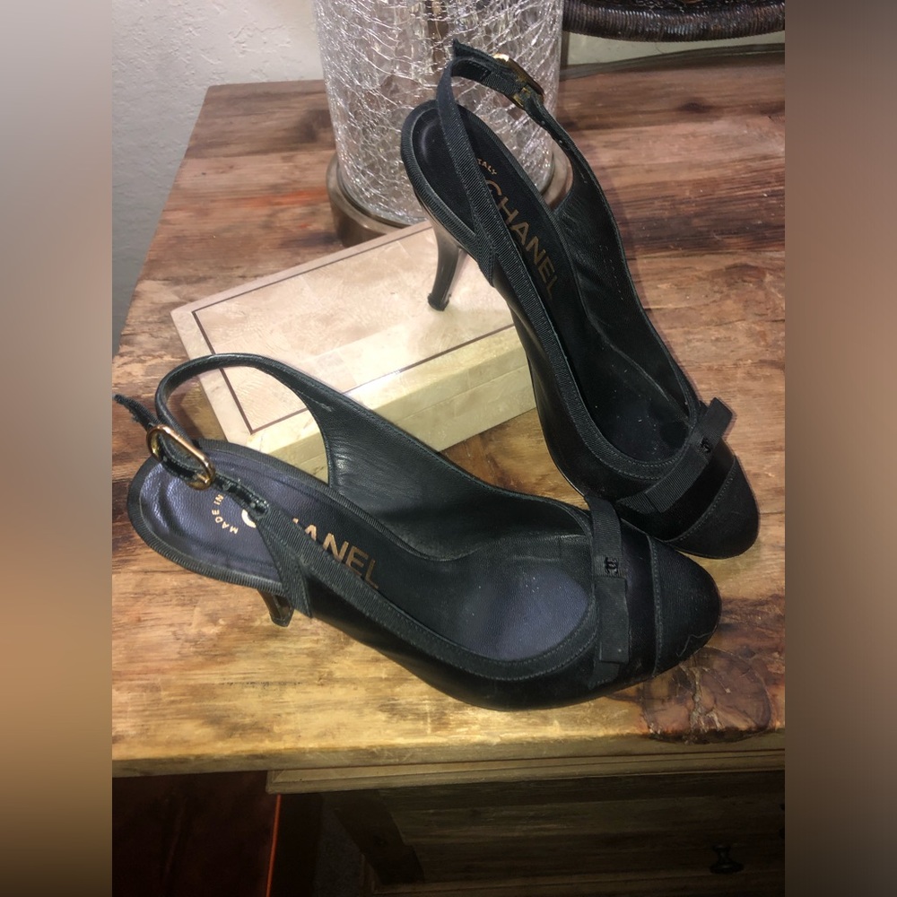 Chanel heels Black Size 35 Buckle around ankle Closed toe Bow above toe